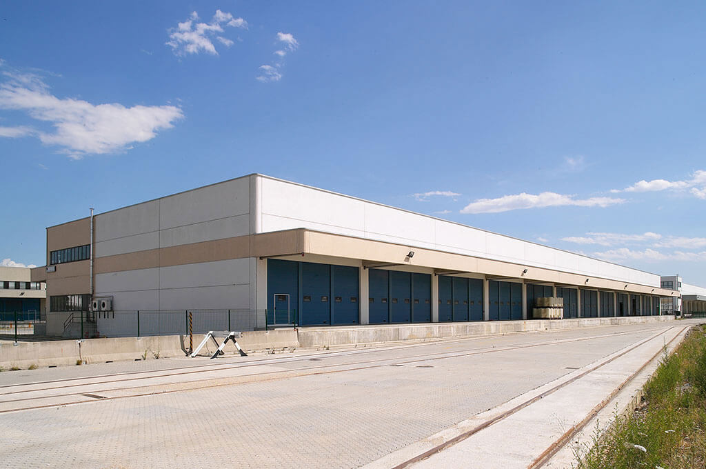 Portoni sezionali per capannoni commerciali